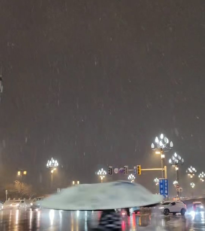 雪夜城市十字路口车流