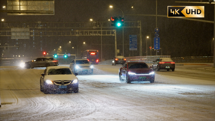 冬天城市雪景 行人雪景夜晚4K