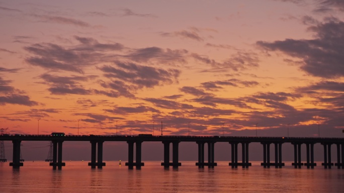 海滨大桥日落美景人群漫步海边黄昏红树林