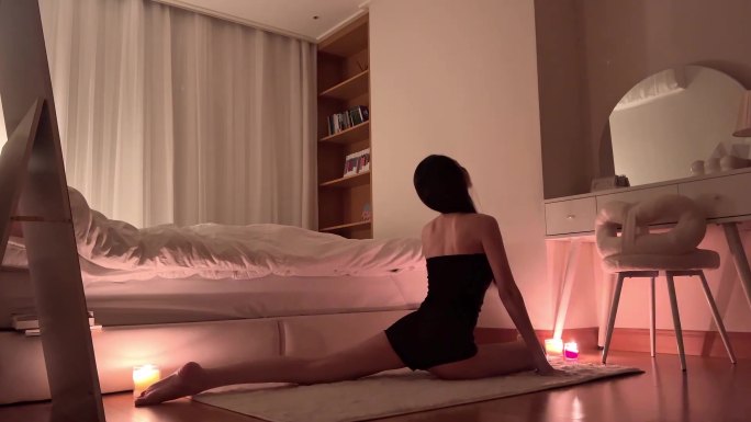 美女瑜伽卧室夜晚瑜伽时光