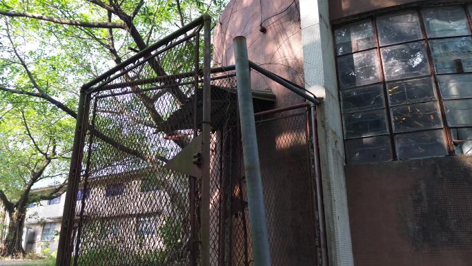 废弃工厂大门光影破烂门窗破败建筑