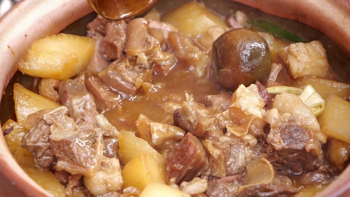 传统砂锅炖肉制作过程