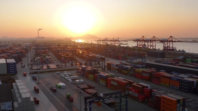 现代化集装箱码头货运场景航拍延时