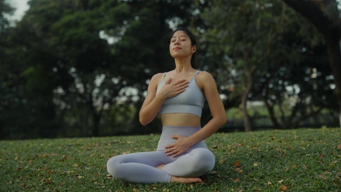 特写镜头：一位女性的赤脚躺在草地上，感受大自然的接地气和疗愈益处。