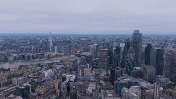 伦敦天际线，阴天下的现代建筑