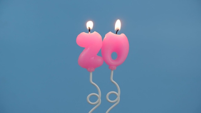 粉色气球形状的生日蜡烛，背景为蓝色，数字20。