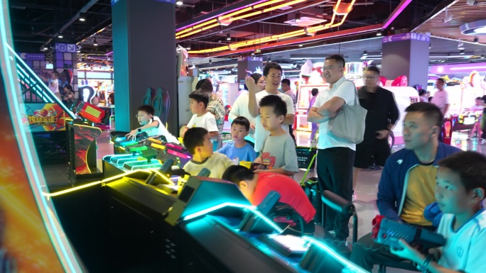 热闹游戏厅电玩城儿童家长六一欢乐时光