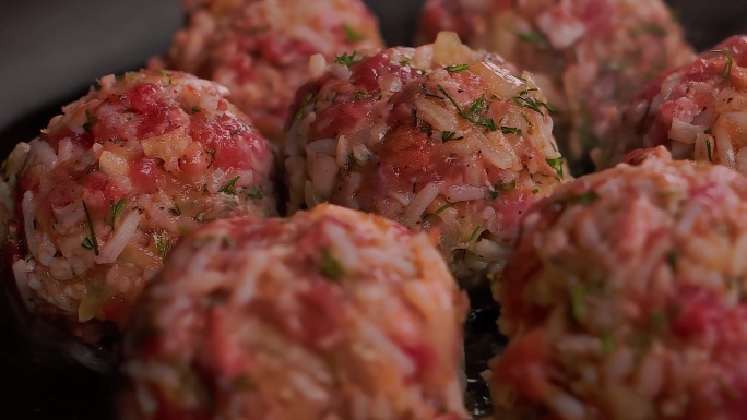 肉丸在煎锅中炸。