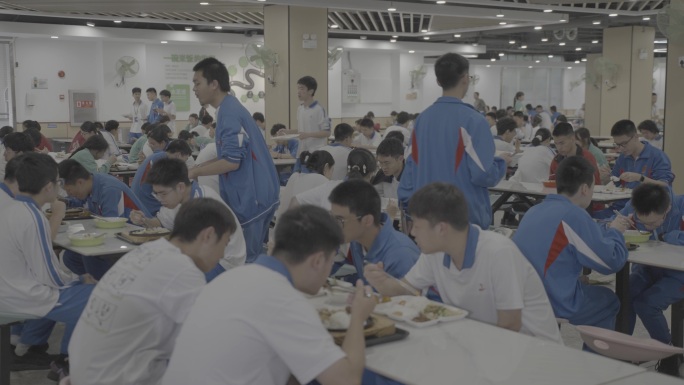 学生在食堂就餐场景