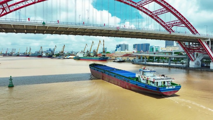 越南海防市吉婆岛，集装箱货船的物流与运输