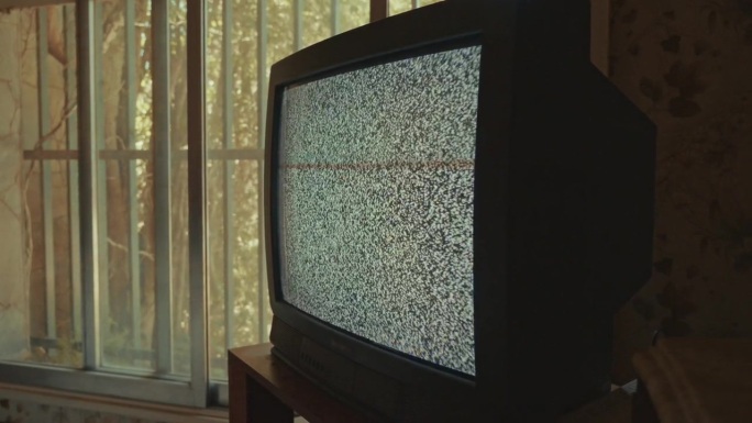 复古房间里的老式CRT电视、静态画面和VHS录像带