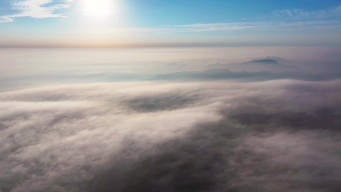 山间云雾缭绕风光