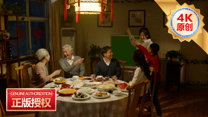 马年团聚幸福一家人年夜饭跨年春晚团圆饭