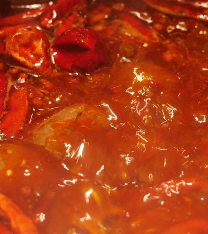 翻滚沸腾的四川麻辣火锅红油火锅特写竖屏