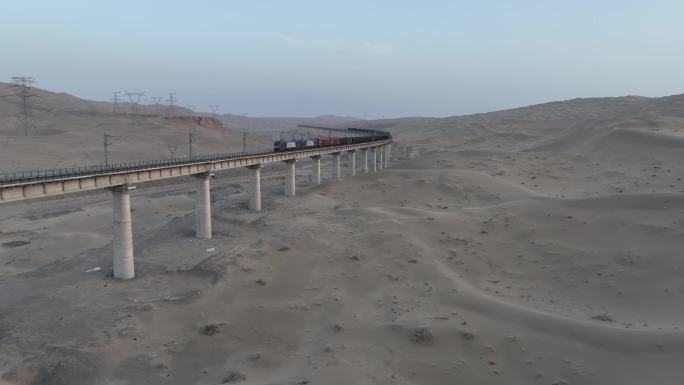沙漠铁路戈壁火车煤炭运输