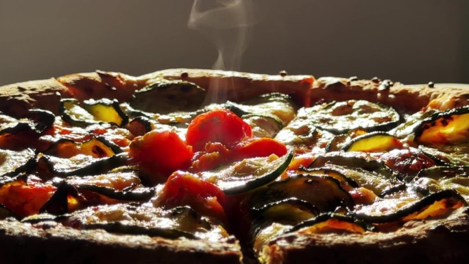 新鲜出炉的蔬菜披萨，高对比度背光