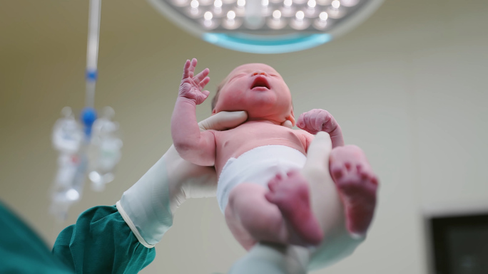 新生儿 托举婴儿 出生 新生命
