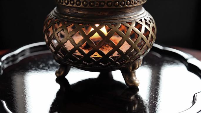 铜香炉烛火摇曳
