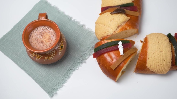 King cake 蛋糕上放着代表婴儿耶稣的塑料小人，墨西哥 Rosca de reyes 传统面包