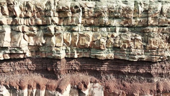 犹他州形成巨大墙壁的沉积岩层