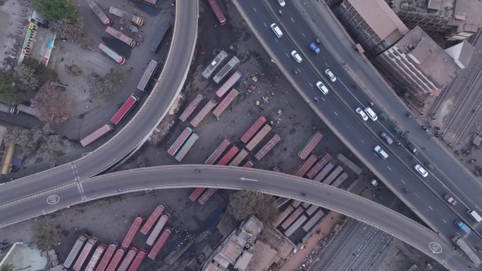 孟加拉国的公交车总站和高速公路的鸟瞰图。