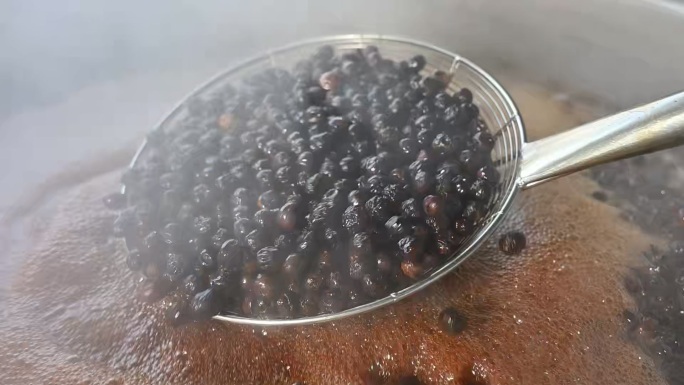 传统工艺熬制土枇杷