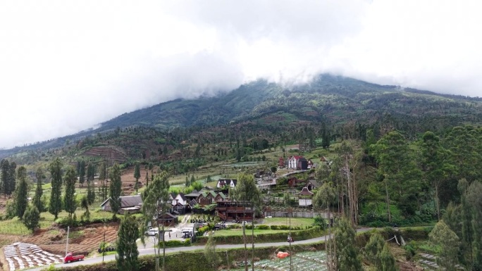 欧洲风格的房屋在僧陀罗山坡上的航拍视角，独特、经典而现代。氛围凉爽、宁静、清新。