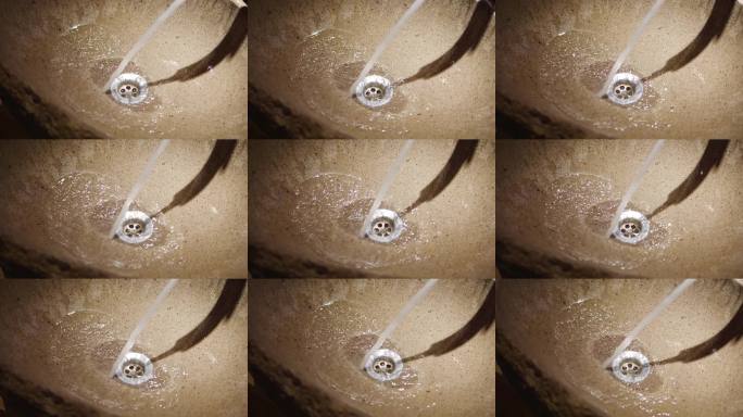 水流入石头水槽，缓慢形成轻柔的涟漪和倒影，慢动作300帧每秒。