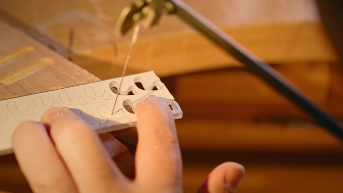 用钢锯按照草图切割鼻梁材料的场景/韩国