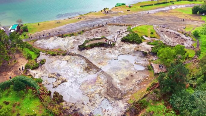 航拍富尔纳斯火山口和富尔纳斯湖的喷气孔