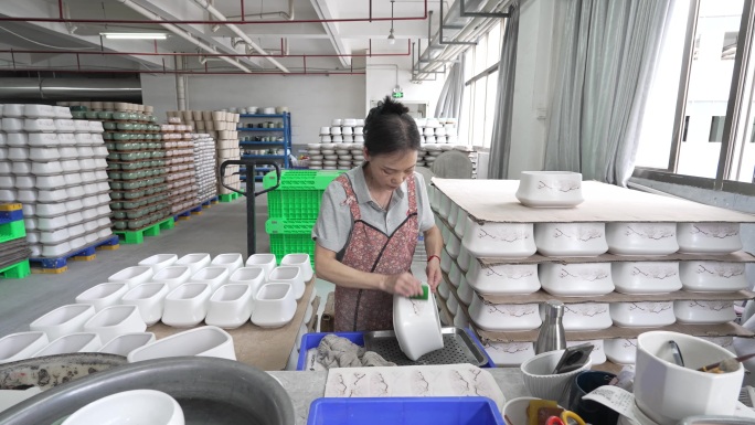 工厂陶盆制作流水线