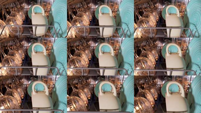 打开洗碗机，里面是干净的碗碟。家务概念。