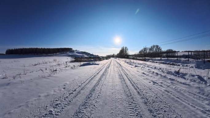 自驾在山野冰雪公路上