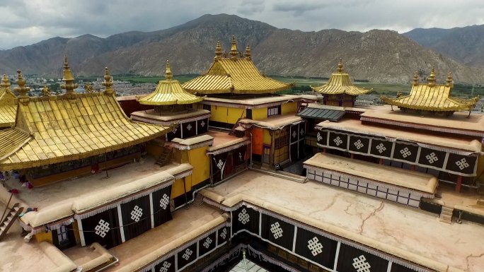 西藏拉萨布达拉宫金顶细节航拍01