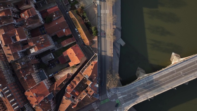 加龙河蜿蜒流过图卢兹市景，在充满活力的城市环境中突显历史建筑和新桥。