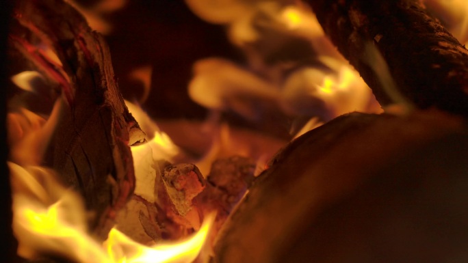 温暖的火焰燃烧木柴燃烧的力量励志炭火燃烧