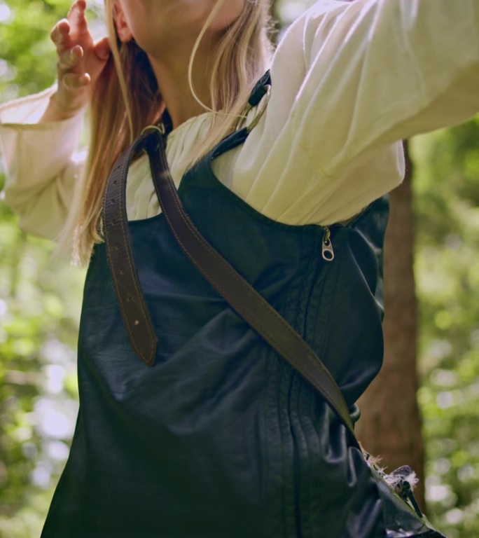 身着中世纪服饰的弓箭手在森林中展示精湛的弓箭技巧