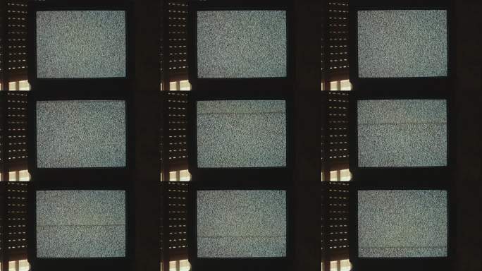 复古房间里的老式CRT电视、静态画面和VHS录像带