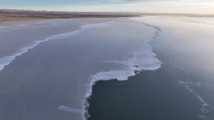 青海湖蓝冰断崖