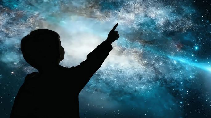 仰望银河的孩子剪影 仰望星空