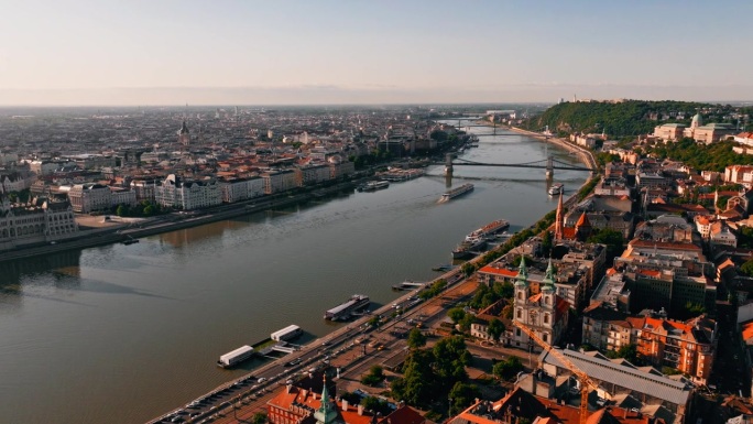 黄金时刻的壮丽 - 布达佩斯国会大厦、伊丽莎白桥和皇家宫殿的航拍视角