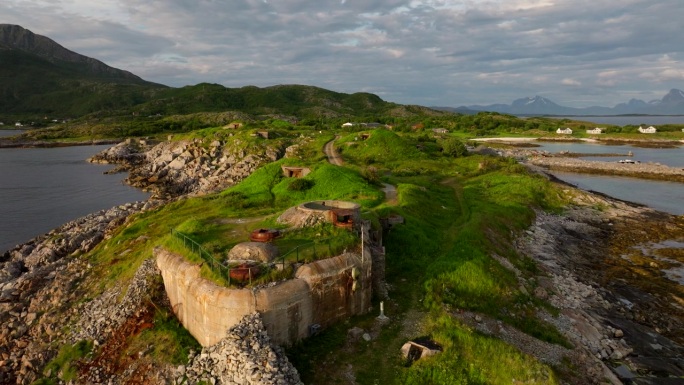 Skrolsvik堡垒，挪威Senja的二战遗址。鸟瞰图。