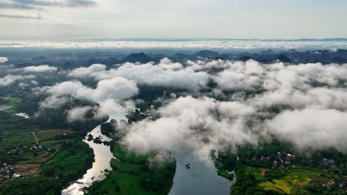 云海环绕河流航拍