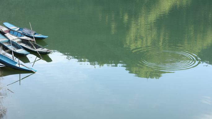 平静湖面停泊小船