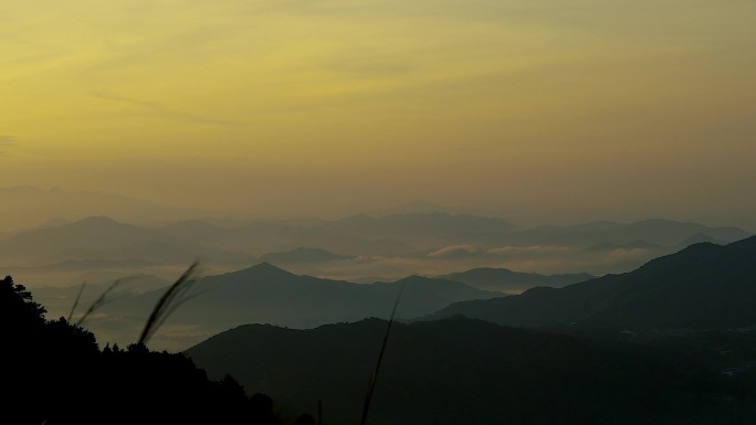 金色朝霞远山云雾