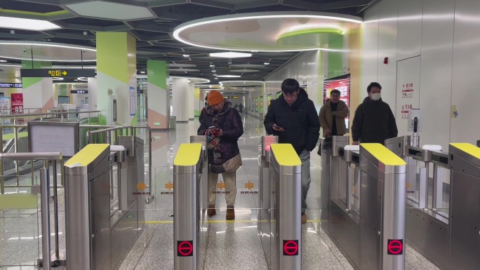 地铁闸机乘客刷卡进站