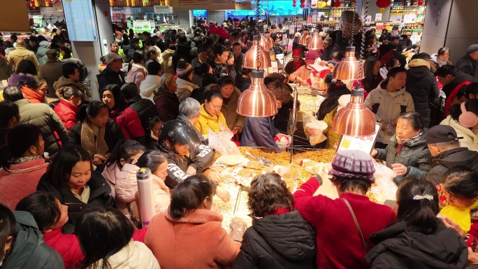 春节前购物热闹场景