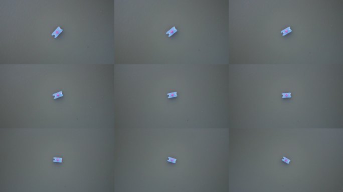 蓝色小船水面漂浮