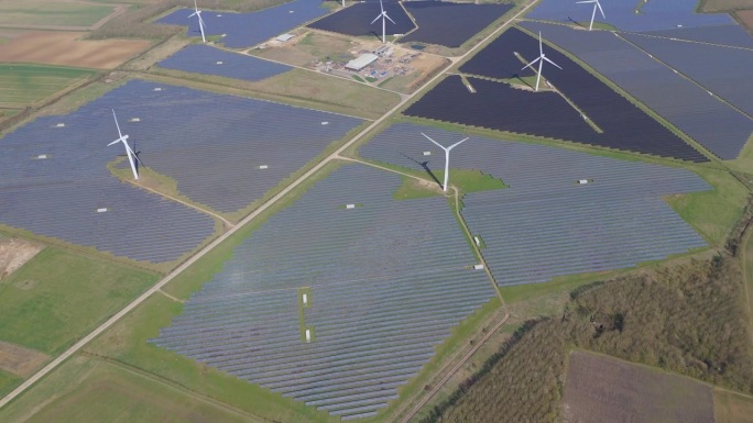 英格兰的风力涡轮机和太阳能电池板