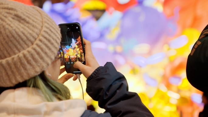 游客们用手机记录上海豫园元宵灯会